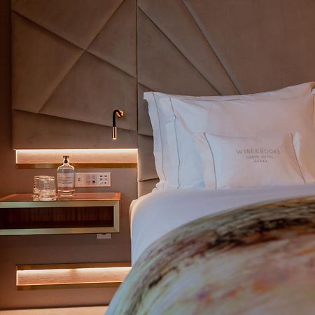 Wine & Books Lisboa Hotel Exteriör bild A bedroom at The Hari