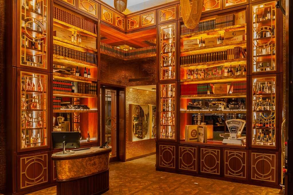 Wine & Books Lisboa Hotel Exteriör bild The interior of the Harry Potter store at Platform 9¾ at King's Cross