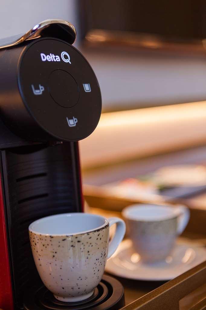 Wine & Books Lisboa Hotel Rum bild A single serve coffee machine