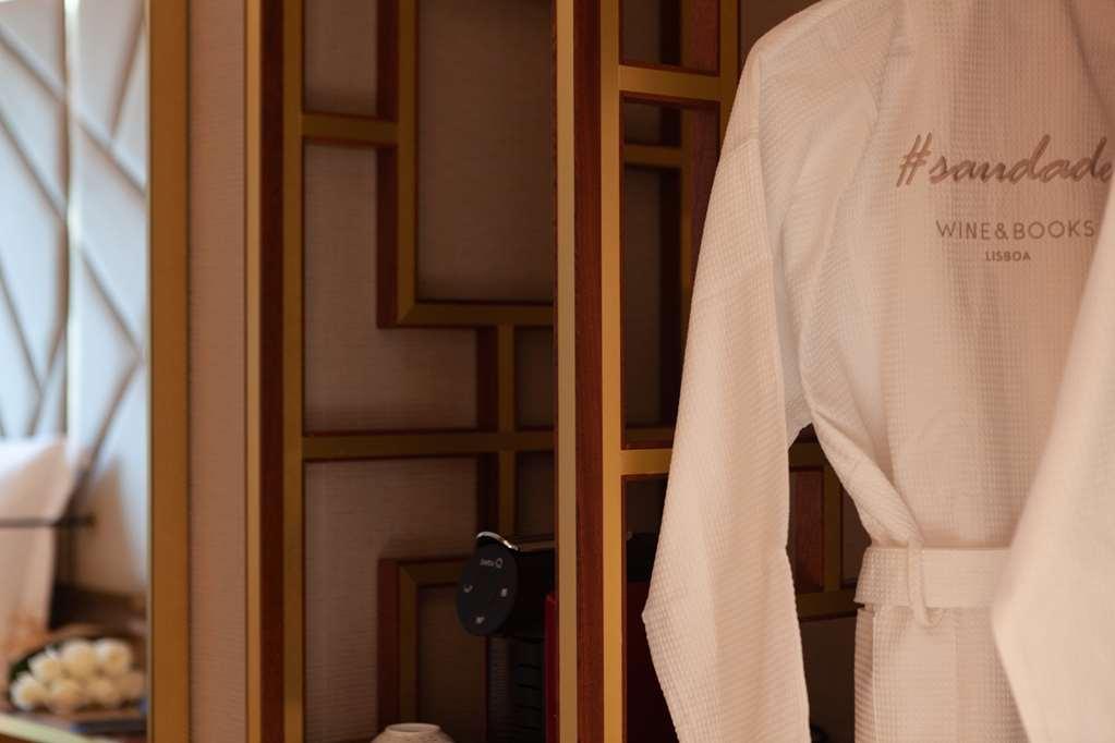 Wine & Books Lisboa Hotel Rum bild A bathrobe