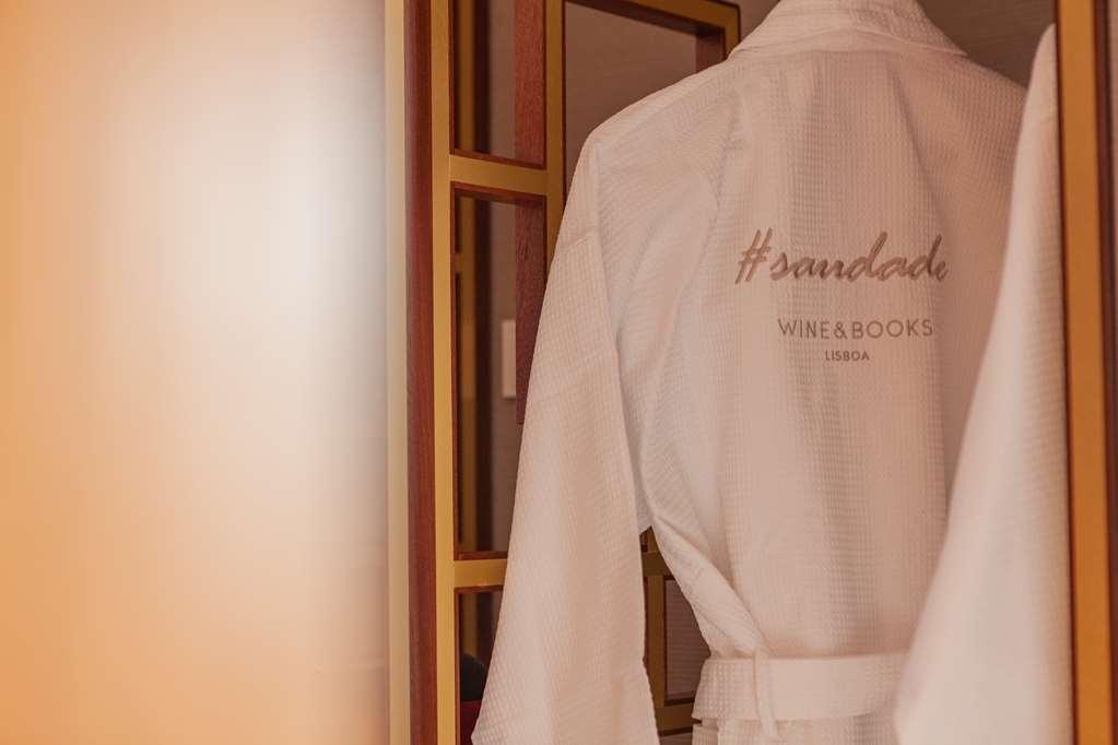 Wine & Books Lisboa Hotel Rum bild A bathrobe