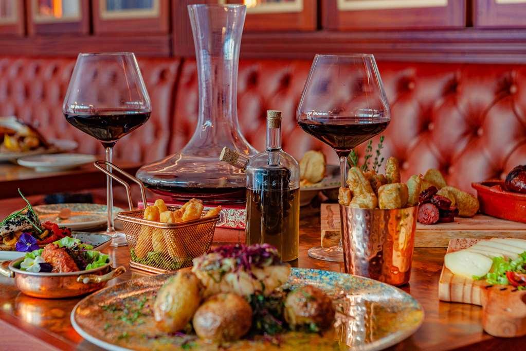 Wine & Books Lisboa Hotel Restaurang bild A wine decanter