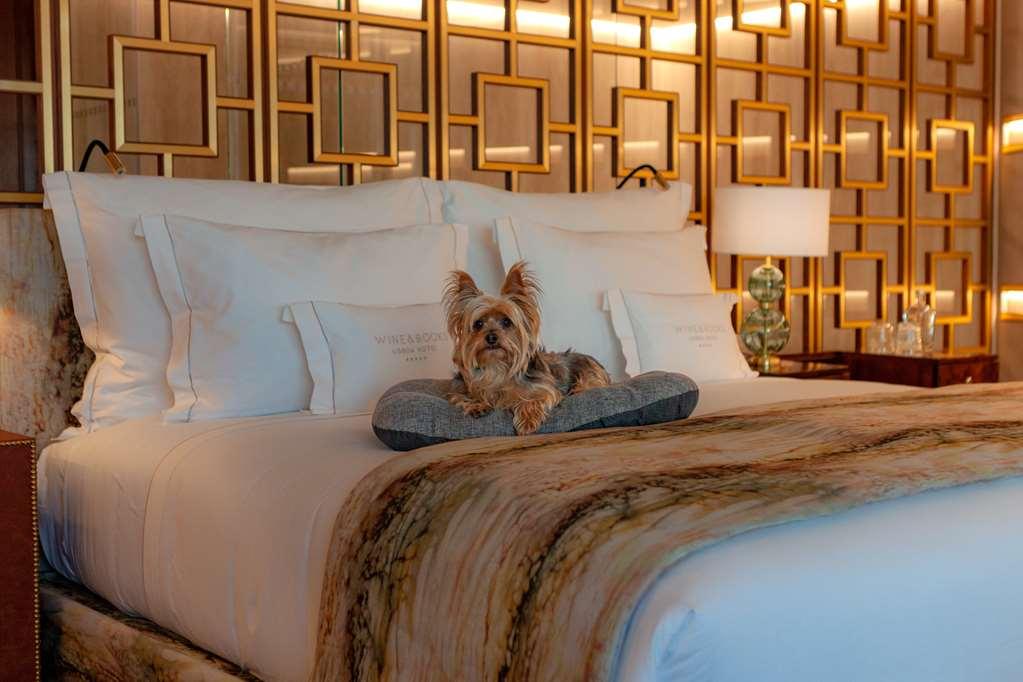 Wine & Books Lisboa Hotel Bekvämligheter bild A dog on a bed