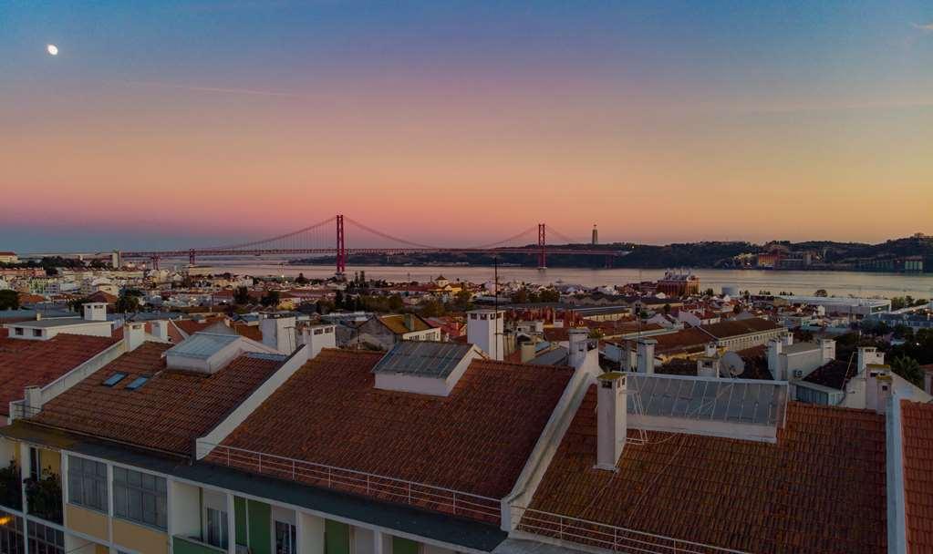 Wine & Books Lisboa Hotel Bekvämligheter bild View of the roofs of the houses of the parish of Santo Estêvão.