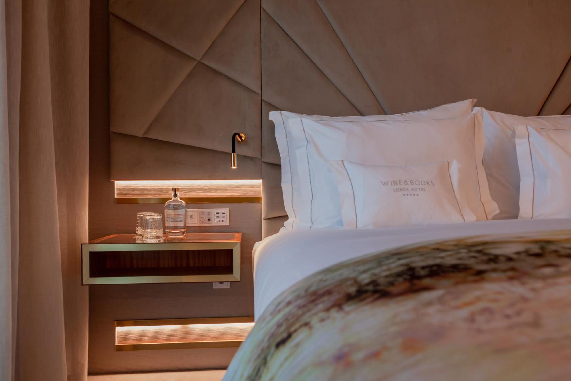 Wine & Books Lisboa Hotel Exteriör bild A bedroom at The Hari