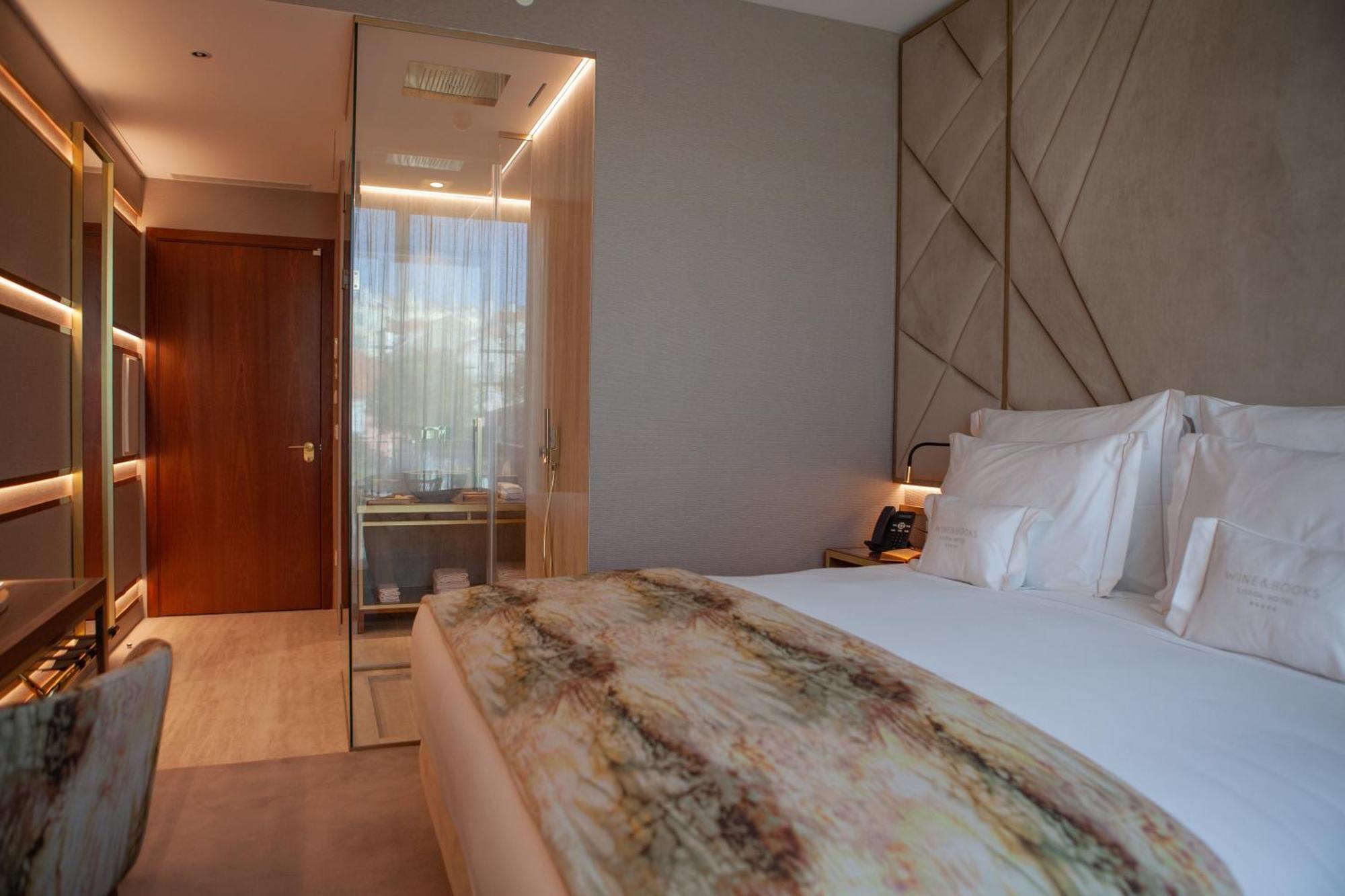 Wine & Books Lisboa Hotel Exteriör bild A bedroom at the hotel