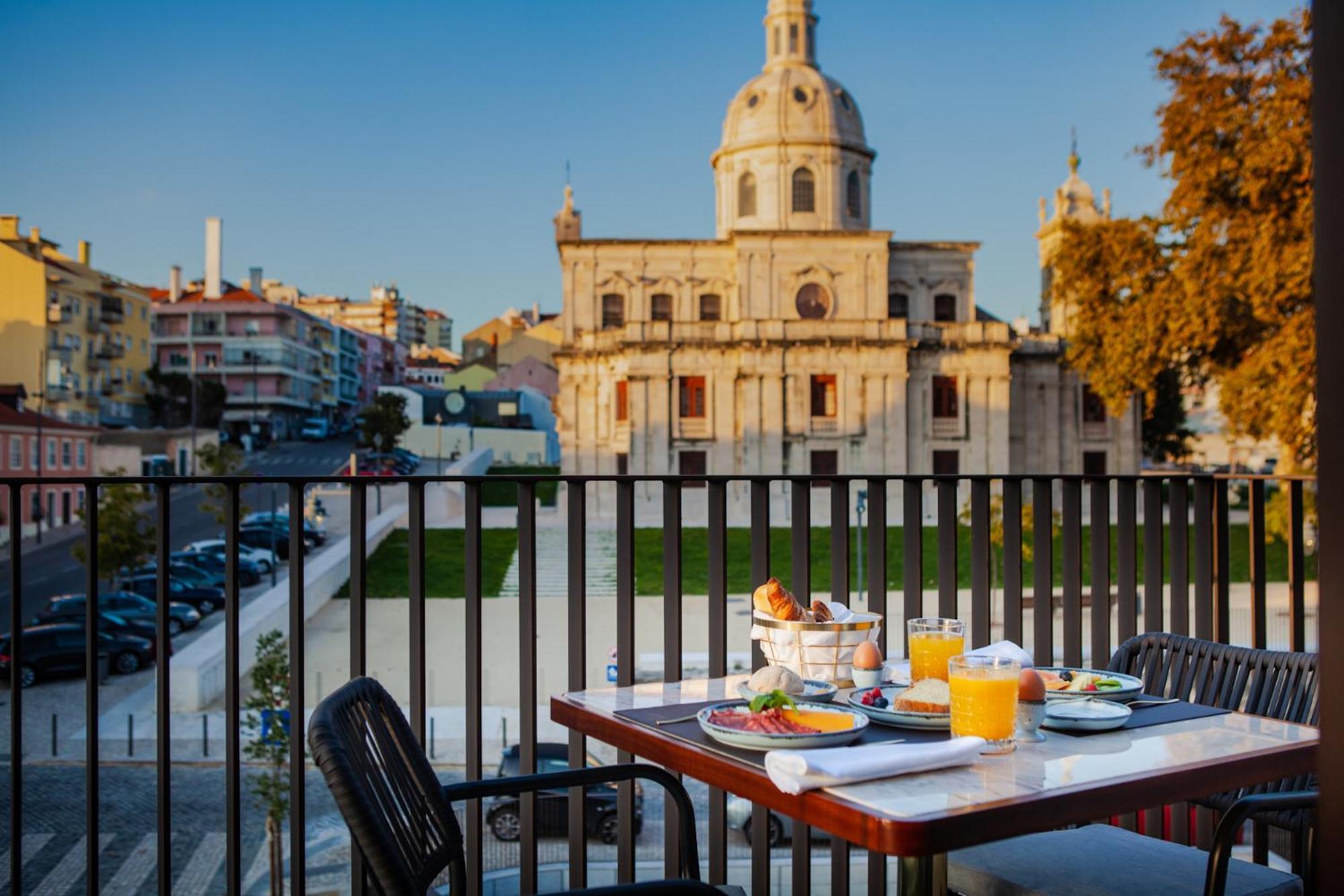 Wine & Books Lisboa Hotel Exteriör bild Breakfast at the hotel