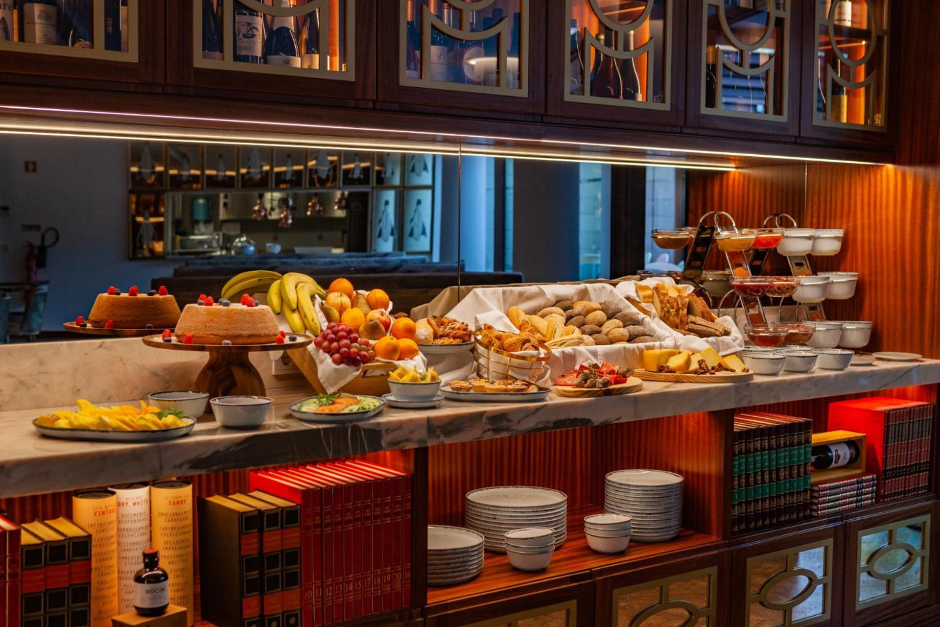 Wine & Books Lisboa Hotel Exteriör bild A buffet at a restaurant
