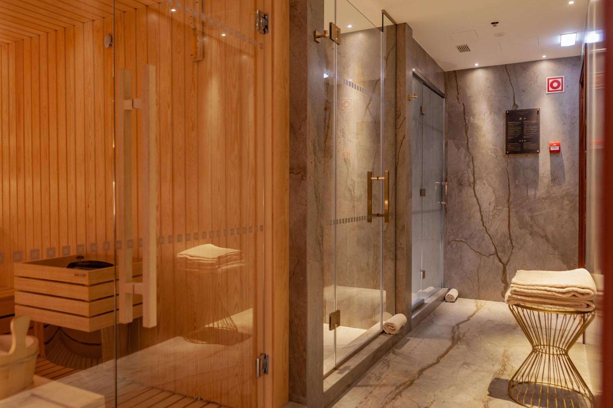 Wine & Books Lisboa Hotel Exteriör bild A shower room