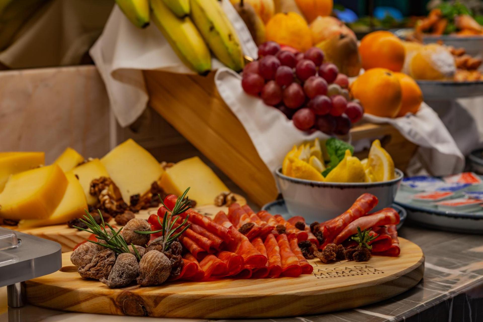 Wine & Books Lisboa Hotel Exteriör bild A selection of fruit and cheese