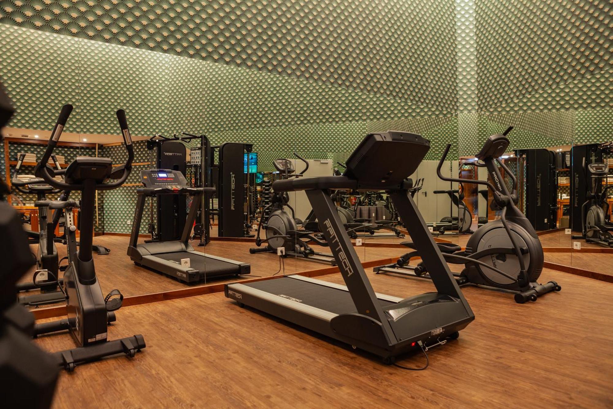Wine & Books Lisboa Hotel Exteriör bild A gym in a hotel