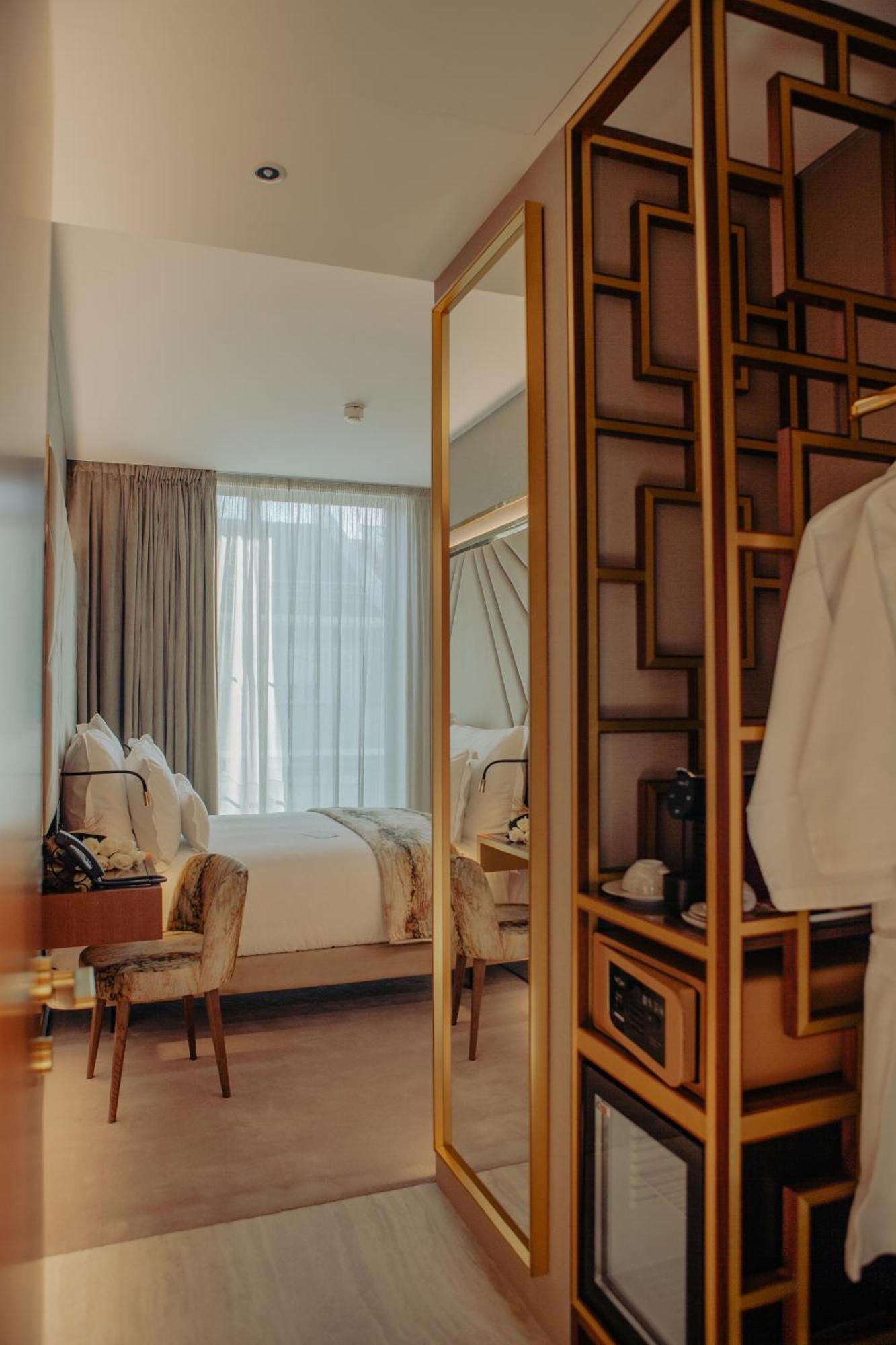 Wine & Books Lisboa Hotel Exteriör bild Deluxe Room