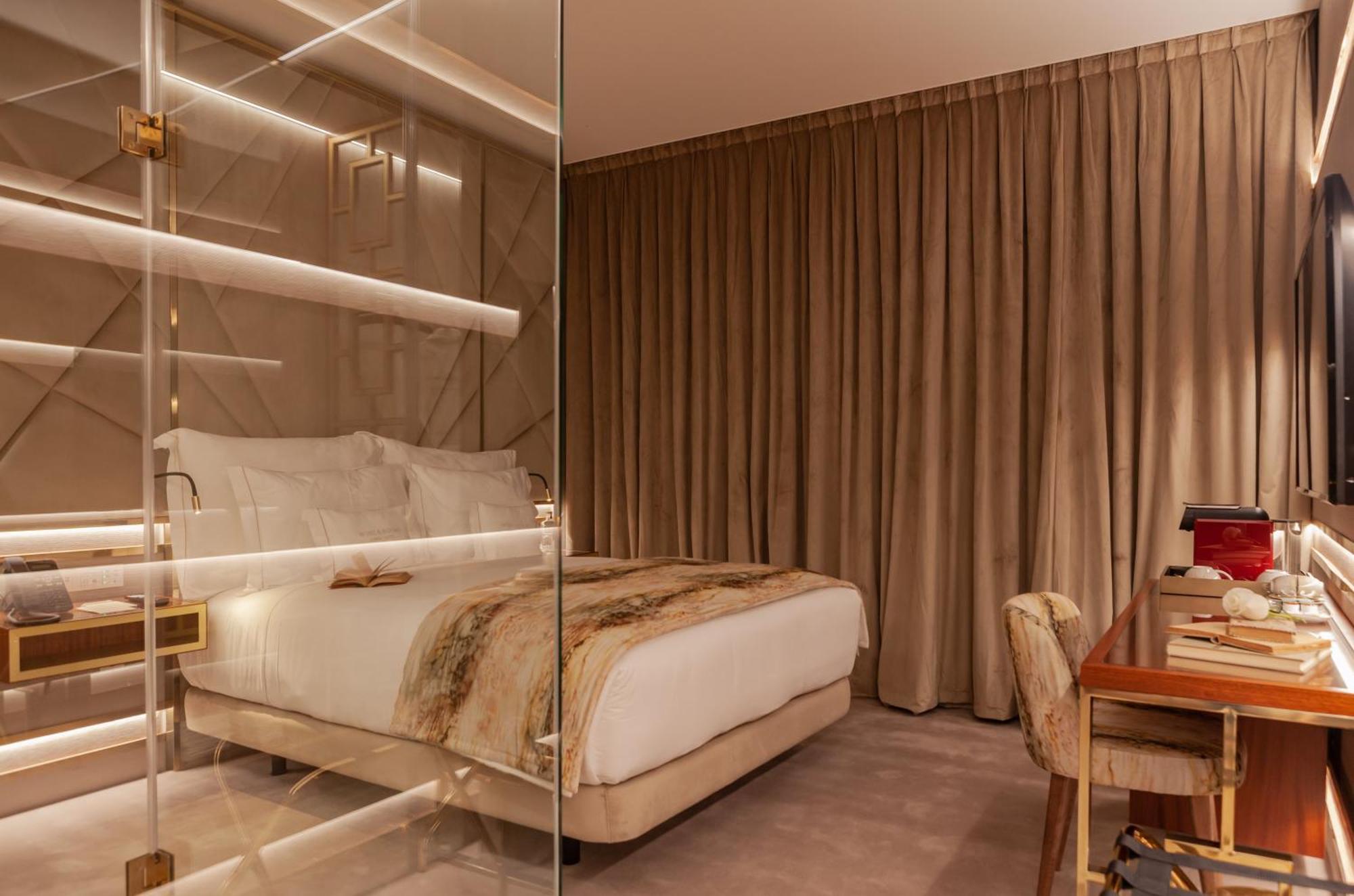 Wine & Books Lisboa Hotel Rum bild A bedroom at the hotel